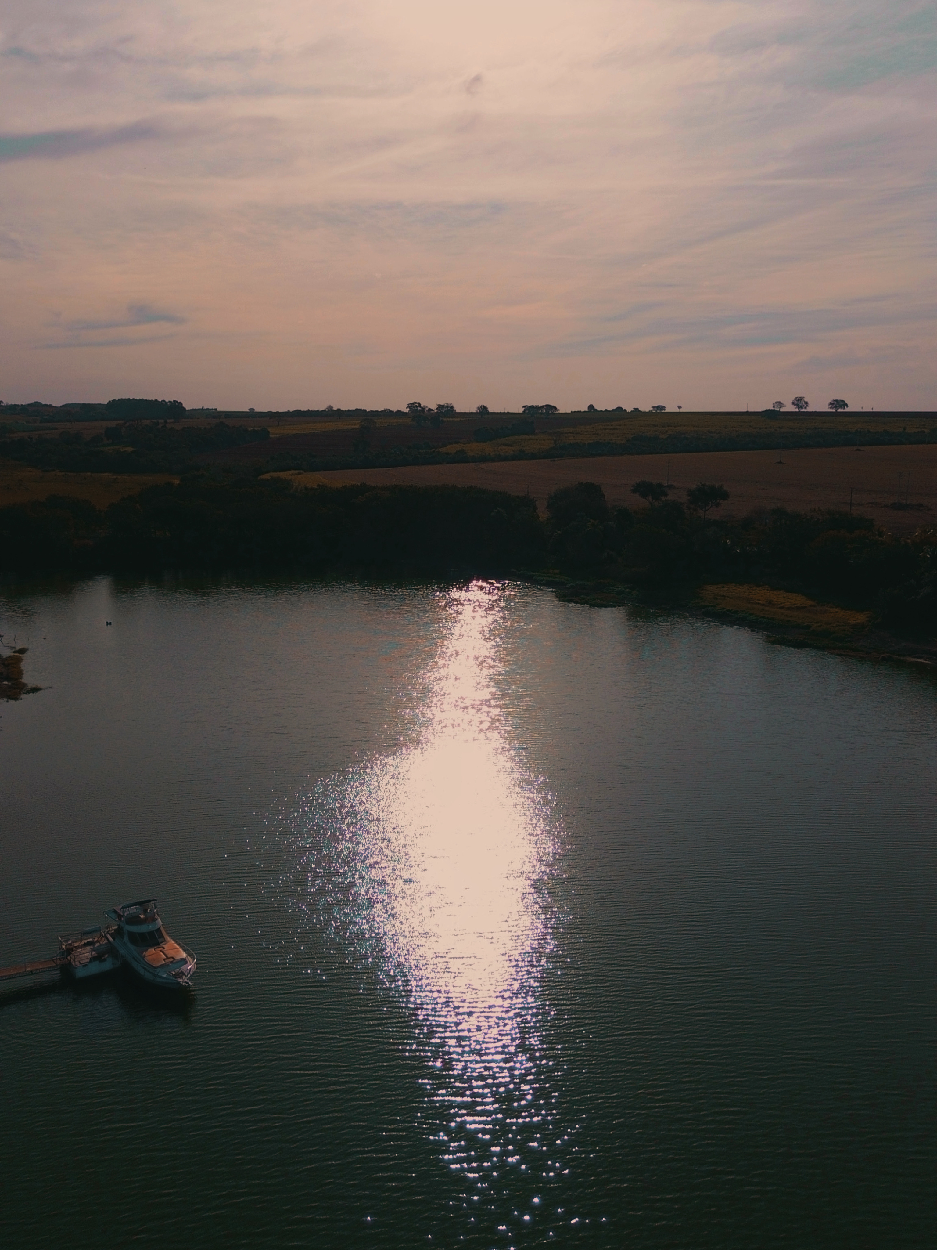 Tomada aérea noturna da cidade com luzes de tráfego formando fluxos brilhantes